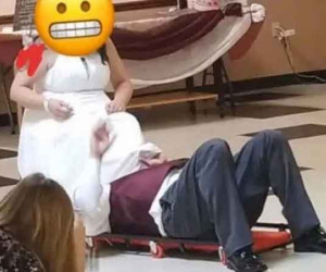 Choáng với bức ảnh chú rể ngậm đèn pin chui dưới váy cô dâu ngay trong lễ cưới, sự thật đằng sau khiến mạng xã hội náo loạn