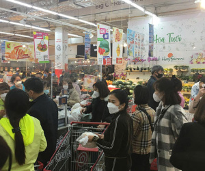 Ngày đầu nghỉ Tết: Đội mưa đi mua sắm, nhịn bữa xếp hàng thanh toán