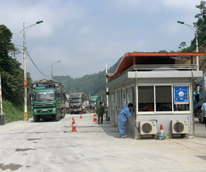 Nước rút trước giao thừa: Giải toả xe hàng tắc ở cửa khẩu qua Trung Quốc