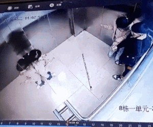 Clip: Nghịch dại, 3 đứa trẻ đốt pháo hoa ngay trong thang máy