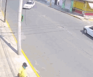 Video: 'Xế hộp' gãy gập sau cú tông kinh hoàng vào cột điện