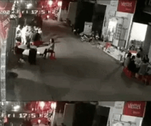 Video: Xe công nông lao thẳng vào bàn ăn tất niên bên đường khiến nhiều người ngã văng, hoảng sợ