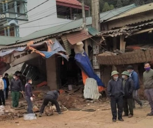 Xe đầu kéo chở máy xúc bị lật, lái xe tử vong tại chỗ