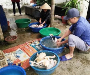 Dịch vụ rửa xe, làm thịt gà thuê 'hốt bạc' ngày Tết