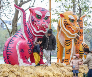 Dàn hổ độc lạ bên Hồ Gươm từ tranh dân gian Hàng Trống