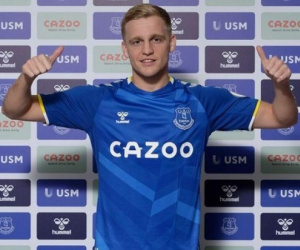 Ngôi sao Van de Beek thoát khỏi MU vào phút chót