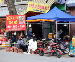 Mùng 2 đồng loạt mở hàng, bún phở 'giá Tết' tăng 25% không ai dám kêu