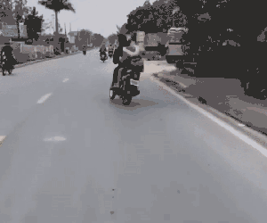 Thanh niên đầu trần chở theo bạn gái đánh võng, điên cuồng rung lắc xe như làm xiếc giữa đường
