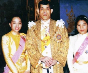 Hoàng đế Thái Lan 68 tuổi có 5 đời vợ, hai người con gái, một người 42 tuổi, một người 33 tuổi, tại sao đến nay vẫn độc thân?