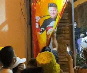 Anti-fan xé ảnh ca sĩ Đàm Vĩnh Hưng, gây náo loạn trong đêm nhạc có CEO Đại Nam xuất hiện?