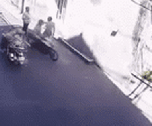 Phẫn nộ clip kẻ cướp giật dây chuyền của người đàn ông đang bó bột ngay mùng 2 Tết