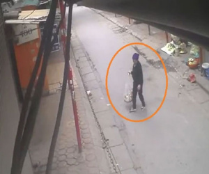 Ngày mùng 2 Tết hàng xóm mang thứ này sang đặt trước cửa, chủ nhà soi camera mà ngán ngẩm
