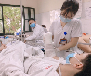 Thiếu niên 15 tuổi nát gần hết bàn tay do pháo tự chế phát nổ