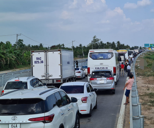 Kẹt xe hàng km trên cao tốc Trung Lương - Mỹ Thuận ngày mùng 3 Tết