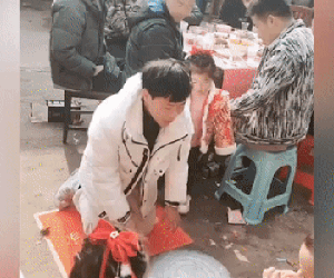 Chàng trai 18 tuổi quỳ bái 'chú' 3 tuổi, tập tục lỗi thời ngày đầu năm mới bị dư luận 'ném đá' dữ dội
