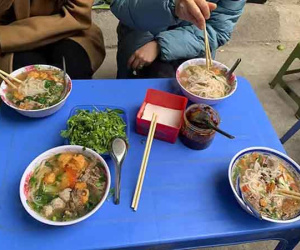 Bát bún 100k ngày Tết được hẳn 3 miếng ốc, chưa gắp đã hết