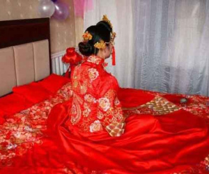 Phát hiện nếp rạn da trên bụng vợ trong đêm tân hôn, chồng lập tức đuổi cô ra khỏi nhà, sáng hôm sau mở cửa thì sững sờ