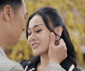 Mạnh Trường hát và diễn ân ái bên Phương Oanh