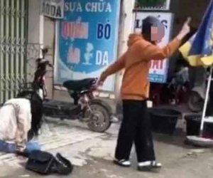 Uống rượu say xỉn, thiếu nữ vừa khóc vừa chỉ tay cán bộ công an nói: 'Cháu méc mẹ, chú bắt nạt cháu'