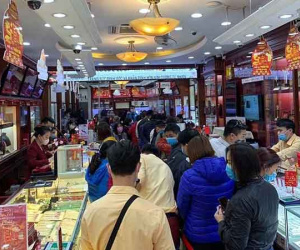 Giá vàng quá đắt, cầu may vía Thần Tài 2022 phân vân mua ít hay nhiều