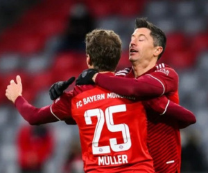 Thắng nghẹt thở Leipzig bằng bàn phản lưới, Bayern vững vàng trên đỉnh