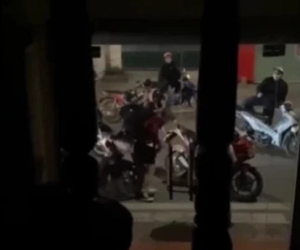 Cô gái cầm mũ bảo hiểm lao vào đánh bạn trai rồi chua chát nói: 'Cho mày bao nhiêu thứ rồi mày đánh tao'