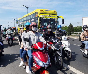 Đường miền Tây về TP.HCM 'nêm' cứng người, kẹt xe nhiều nơi