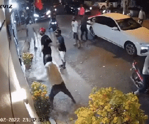 Kinh hoàng nhóm thanh niên dàn trận, cầm mã tấu chém loạn xạ vào nhà dân như 'phim giang hồ'
