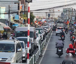 Người dân ùn ùn trở lại TP.HCM, phà Cát Lái quá tải
