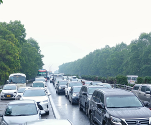 Xe khách tông nhau chắn cao tốc Pháp Vân, dòng xe về Hà Nội 'đứng lặng'