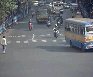 Clip: Xe buýt đánh võng rồi lật nghiêng khiến hàng chục người bị thương