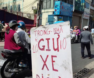 Bãi giữ xe tự phát 'chặt chém' ngày Tết