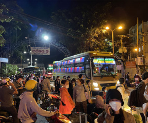 Hàng ngàn người 'chôn chân' ở Bến xe Miền Đông cũ suốt từ mờ sáng 7-2