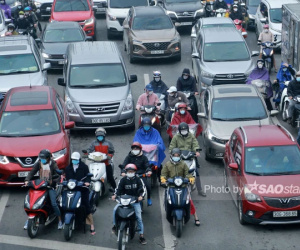 Người Hà Nội chen chân, đội mưa lạnh ùn ùn đi làm trong ngày đầu sau kỳ nghỉ Tết