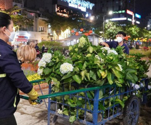 TP HCM: Gần 500 nhân sự thu dọn đường hoa Nguyễn Huệ trong đêm