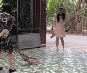 Gái ế 30 tuổi chưa chịu lấy chồng bị mẹ dùng chổi quét ra khỏi nhà, khung cảnh 'đại chiến' khiến dân tình cười sặc sụa