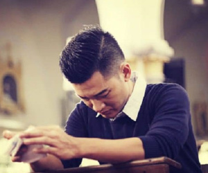 Ngày đầu tiên đi làm, mọi người vui mừng được nhận tiền lì xì, còn tôi suy sụp với thứ sếp đặt trên bàn