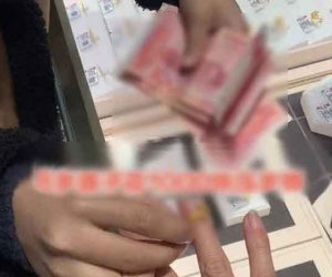 Mang hết bao lì xì vào trung tâm thương mại, cậu bé 8 tuổi kéo tay mẹ mua một thứ khiến bà rưng rưng nước mắt