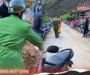 Bé gái lên bản chơi Tết bị một thanh niên xông lại 'bắt vợ' chỉ biết bất lực vùng vẫy, nhân vật như 'siêu anh hùng' này xuất hiện khiến ai nấy mừng thay