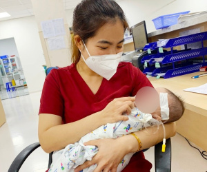 Nhập viện khám vì ngã võng, bé 4 tháng tuổi phát hiện thêm ruột và dạ dày chui lên lồng ngực