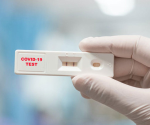 Mắc Covid-19 có kết quả dương tính kéo dài nhiều ngày nguy hiểm thế nào?