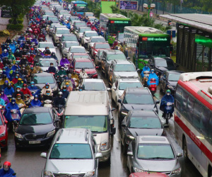 Hà Nội mưa rét, buýt nhanh BRT bị ‘khóa chặt’ giữa dòng xe