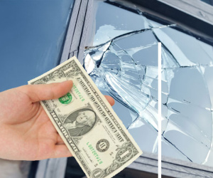 Tên trộm có vũ trang thiện tâm nhất quả đất: Xin lỗi chủ nhà vì đã vào ăn ngủ, còn bồi thường 200 USD tiền cửa kính vỡ.