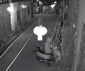 Kinh hoàng tên cướp lôi cô gái cả đoạn đường, giẫm đạp lên mặt để giật túi xách