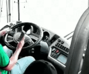 Hành khách khiếp vía khi tài xế vừa lái xe vừa nói chuyện điện thoại và hút thuốc
