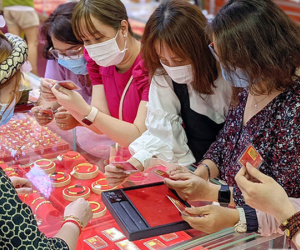 Chọn vàng miếng tích sản, dân chen chân đi mua trước ngày vía Thần Tài