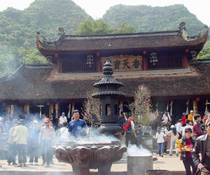 Hà Nội khuyến cáo người chưa tiêm đủ liều vắc xin không đến chùa Hương