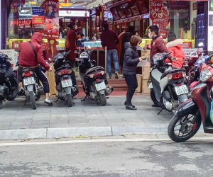 Người dân Hà Nội ùn ùn mua vàng trước Ngày vía Thần Tài