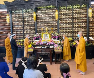 Lễ cúng 49 ngày của cố NSƯT Thanh Kim Huệ: Không gian ấm cúng trang trọng, chồng đội tang đầy thương nhớ