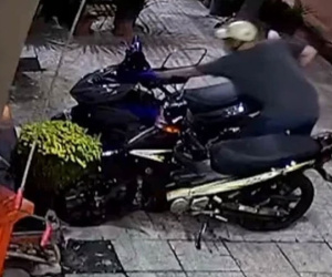 Pha trộm xe máy 'siêu tốc' chỉ trong 10 giây khiến người xem sốc toàn tập